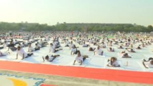 CM Announcement पंचकूला में योग करते हुए विभिन्न देशों के प्रतिनिधि।