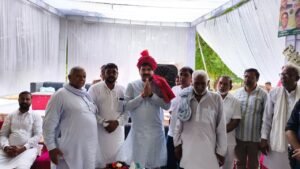 Minister announcement के बाद स्वागत करते हुए ग्रामीण। 