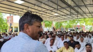 गांव फरेन कलां में Minister announcement करते हुए।