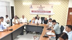 Jind News जींद में बने नए अमृत सरोवर कार्यक्रम में भाग लेते विधायक व अन्य नेता।